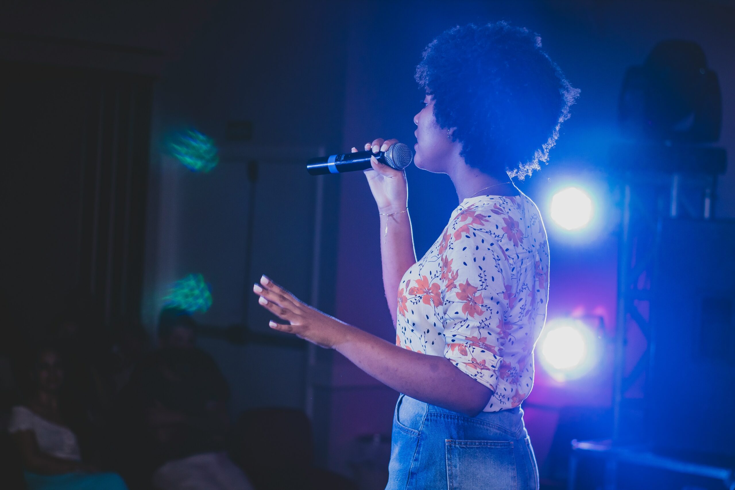 Photo d’une femme qui chante et participe à une soirée karaoké dans une salle de karaoké.