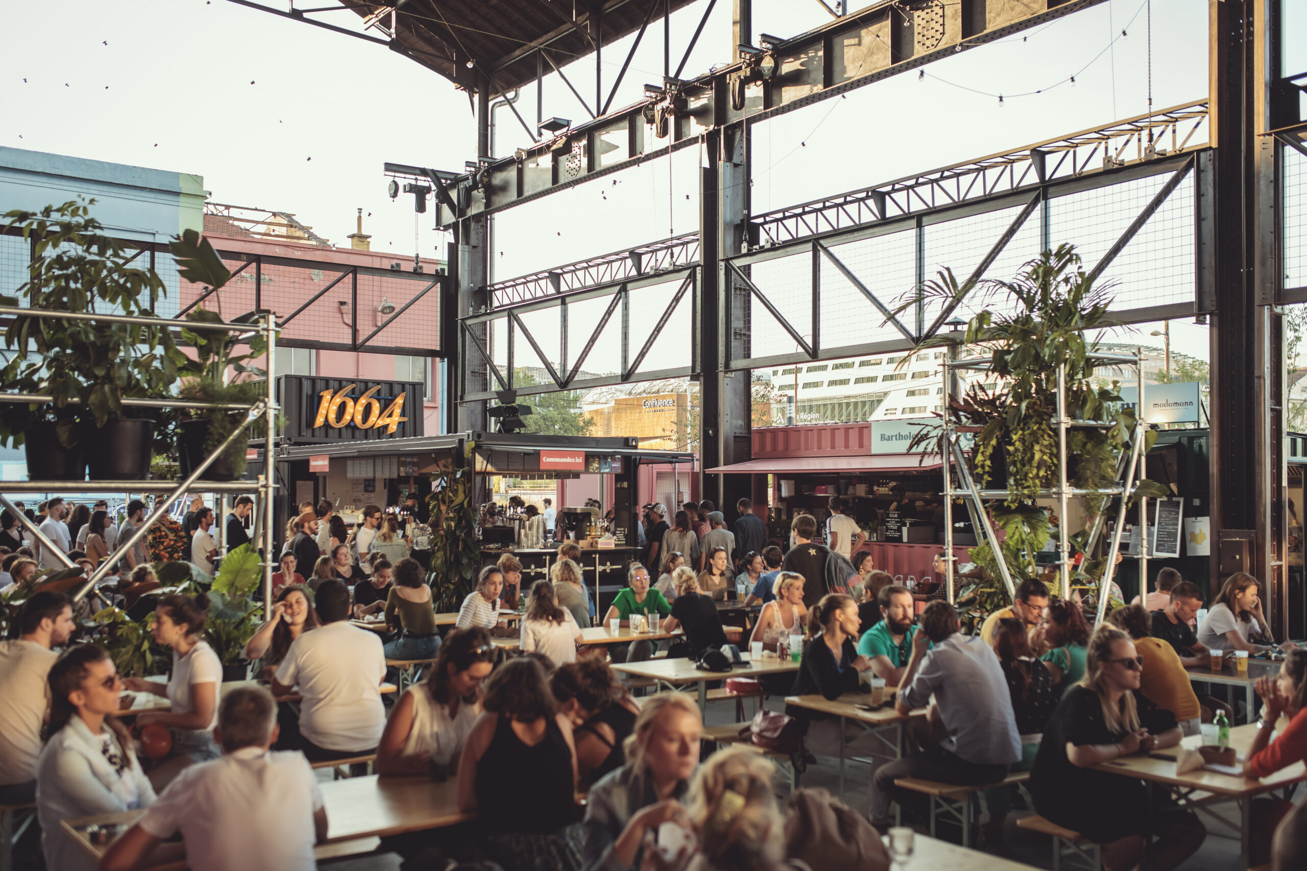 HEAT Food Court greenhouse in Lyon Confluence. The Food Court accommodates 250 restaurateurs year-round, in containers.