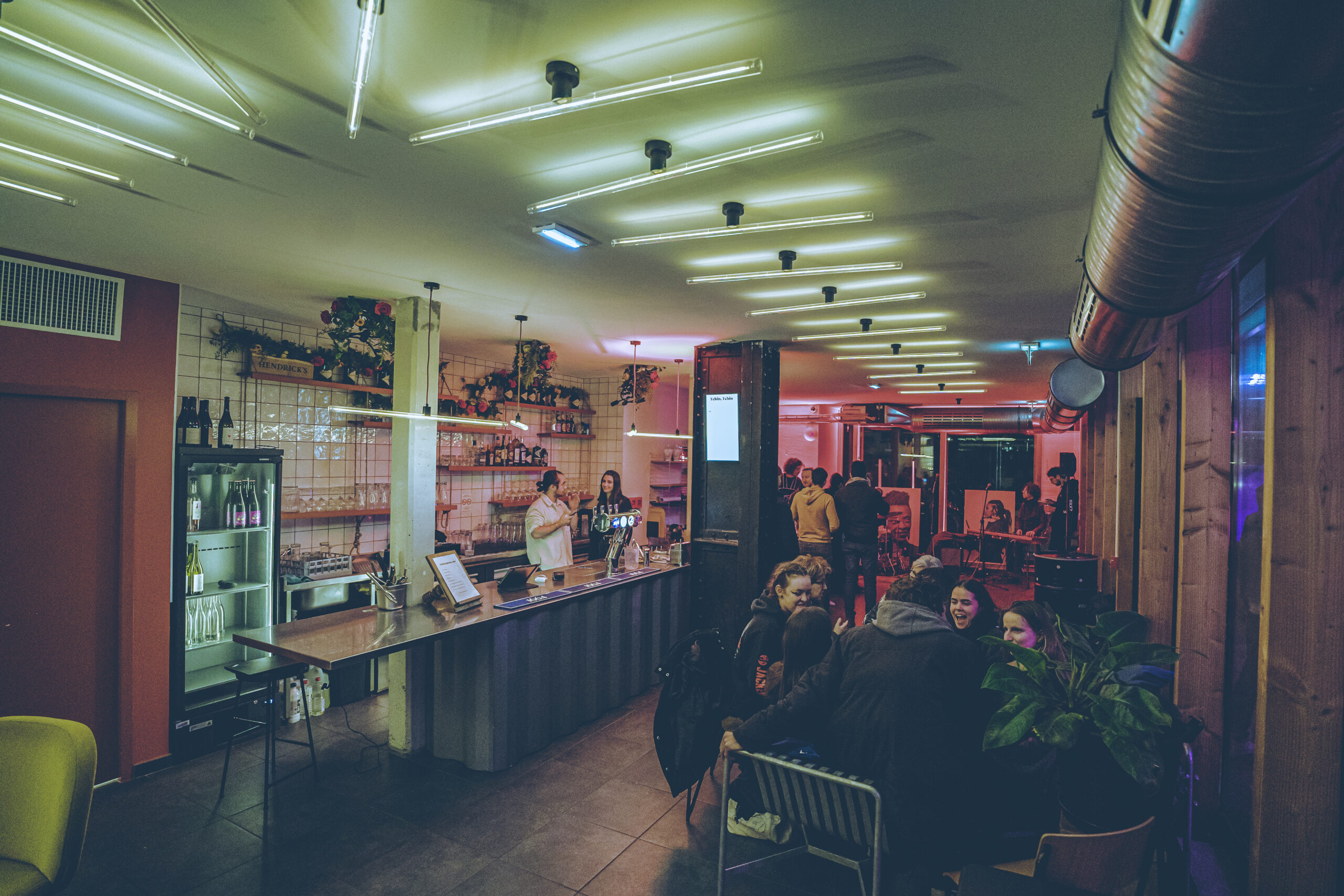 All'interno del bar HEAT Food Court di Lyon Influence. Aperto in estate e in inverno, il bar è coperto e riscaldato.