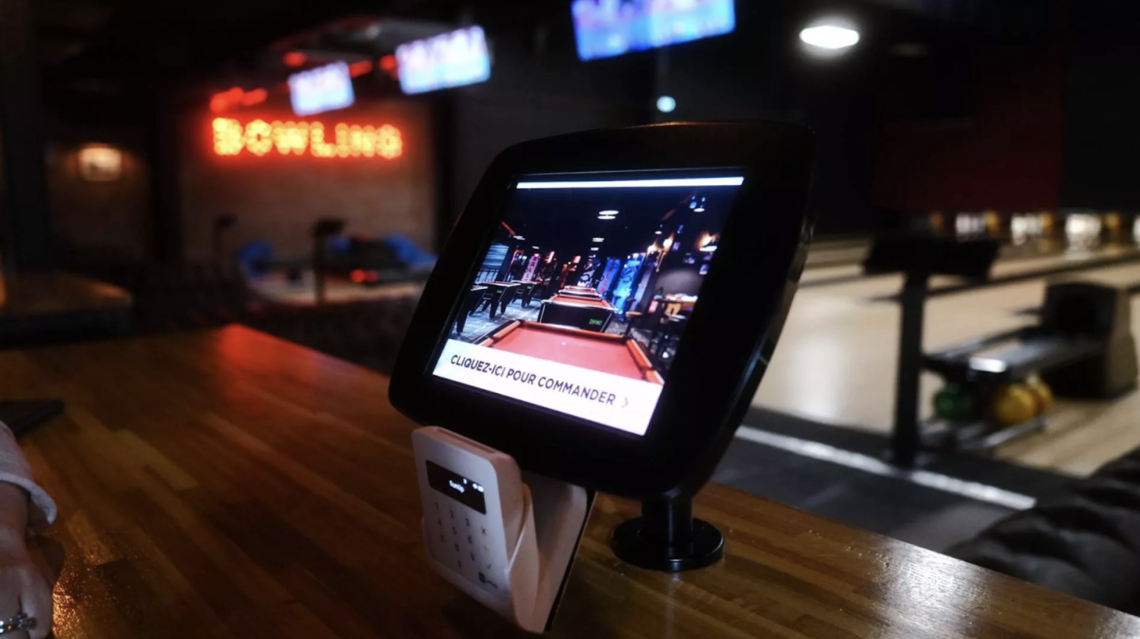 Tablette de commande à table dans un bowling