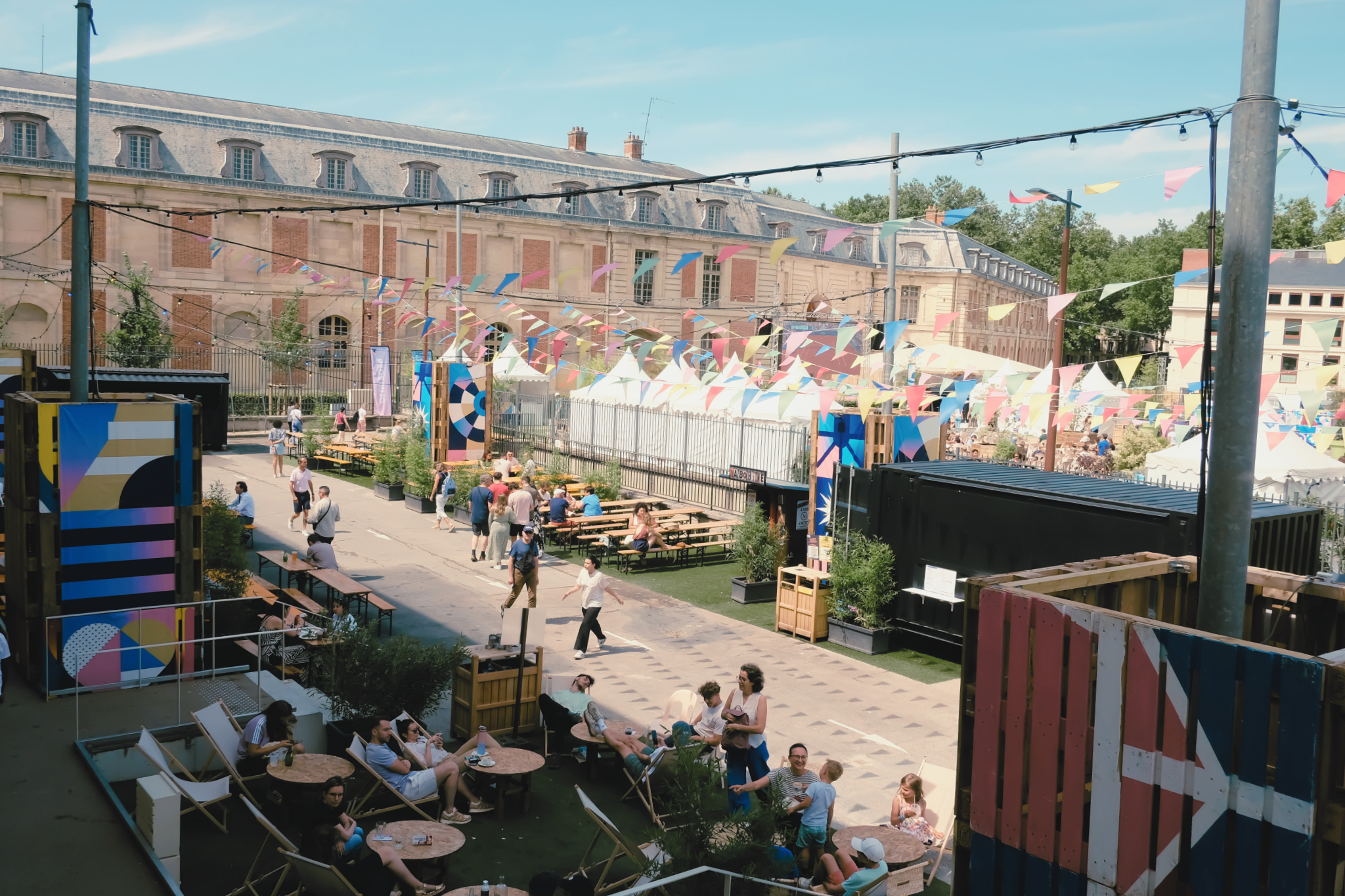 Photo of a terrace at SEPT LIEUX, a food court in Versailles that uses Obypay digital solutions.